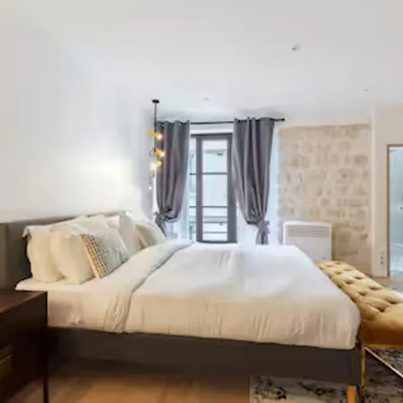 Stunning 2 Bedroom Apartment *