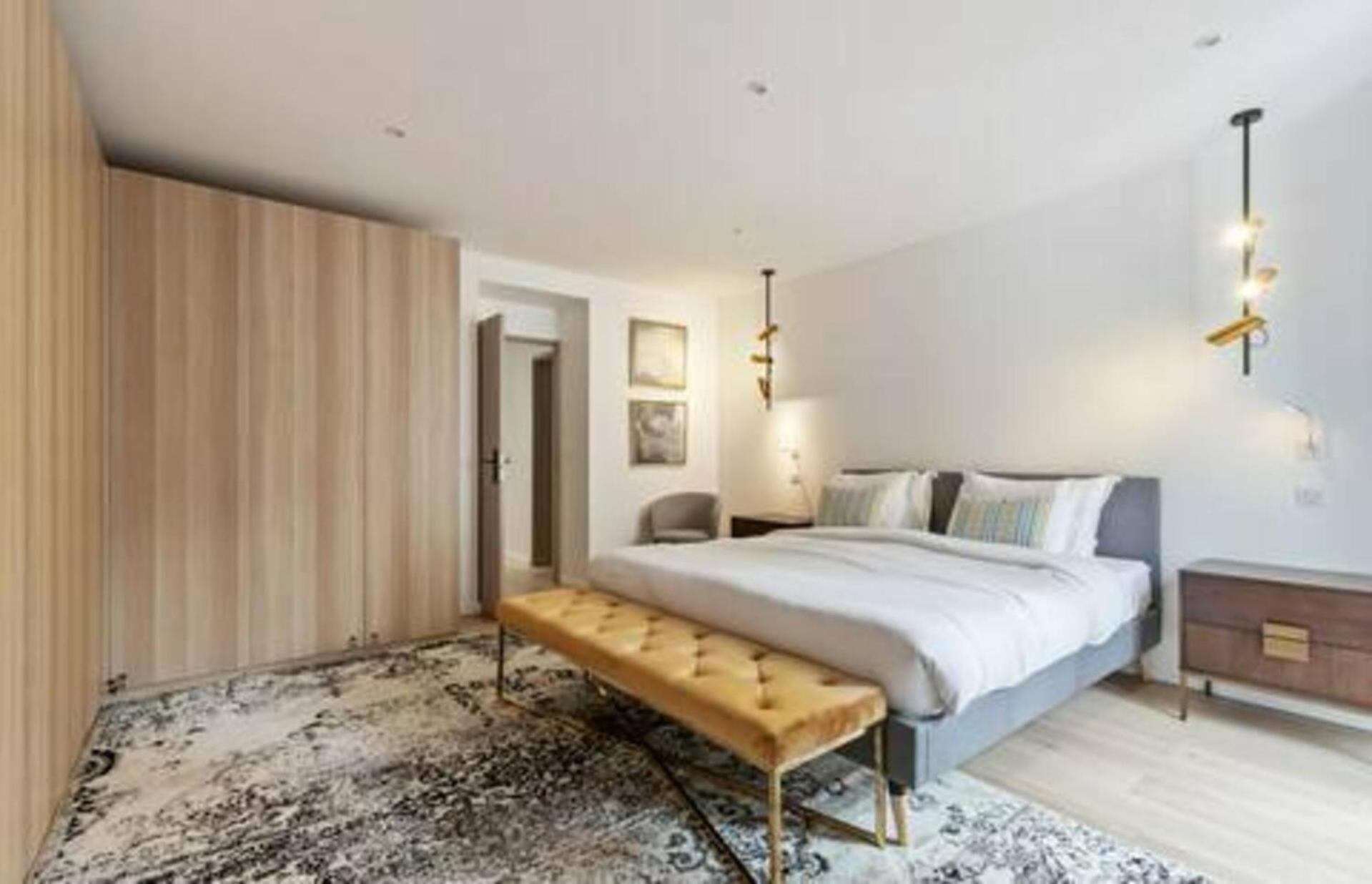 Apartment Stunning 2 Bedroom *