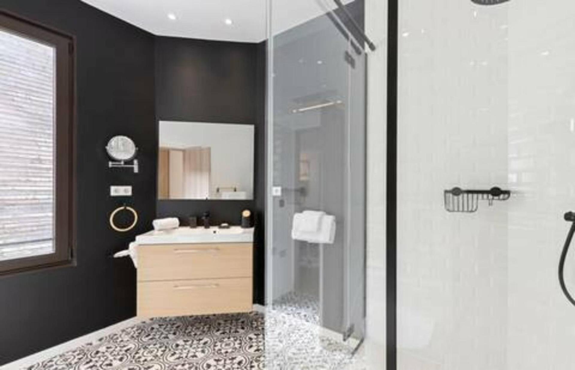 Stunning 2 Bedroom *